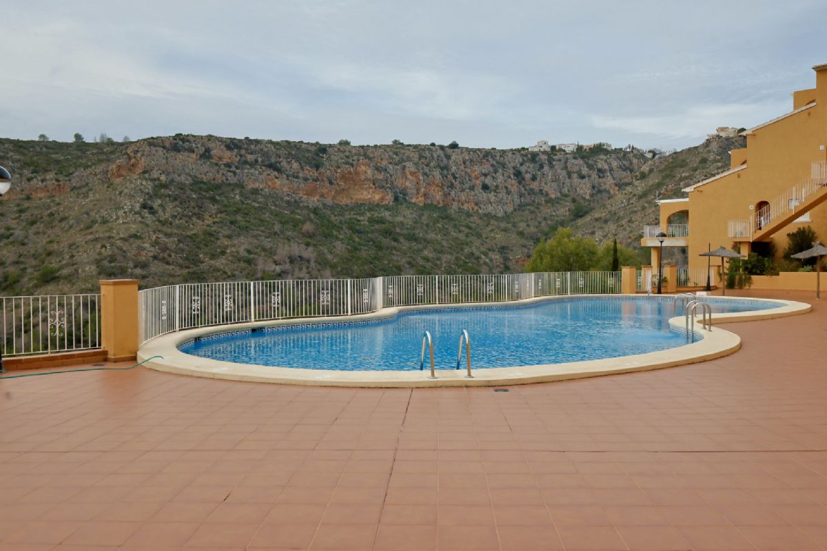 Apartamento en venta con vistas al valle de Moraira – Pueblo Montecala, Cumbre del Sol
Este acogedor apartamento se encuentra en el residencial Pueblo Montecala, dentro de la reconocida urbanizacion Cumbre del Sol, una ubicacion privilegiada entre Javea y Moraira.