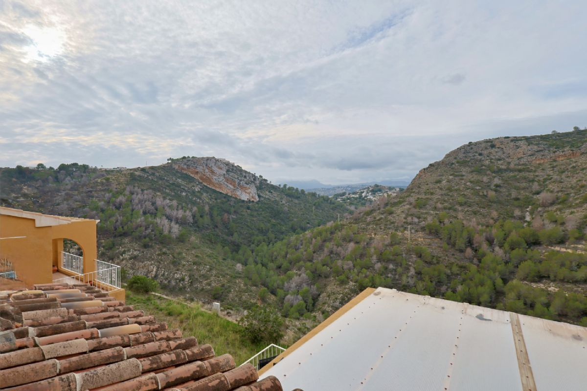 Apartamento en venta con vistas al valle de Moraira – Pueblo Montecala, Cumbre del Sol
Este acogedor apartamento se encuentra en el residencial Pueblo Montecala, dentro de la reconocida urbanizacion Cumbre del Sol, una ubicacion privilegiada entre Javea y Moraira.