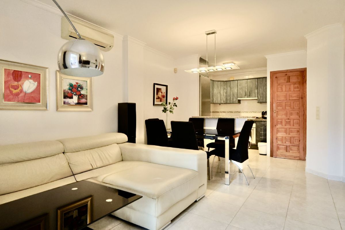 Apartamento en venta con vistas al valle de Moraira – Pueblo Montecala, Cumbre del Sol
Este acogedor apartamento se encuentra en el residencial Pueblo Montecala, dentro de la reconocida urbanizacion Cumbre del Sol, una ubicacion privilegiada entre Javea y Moraira.