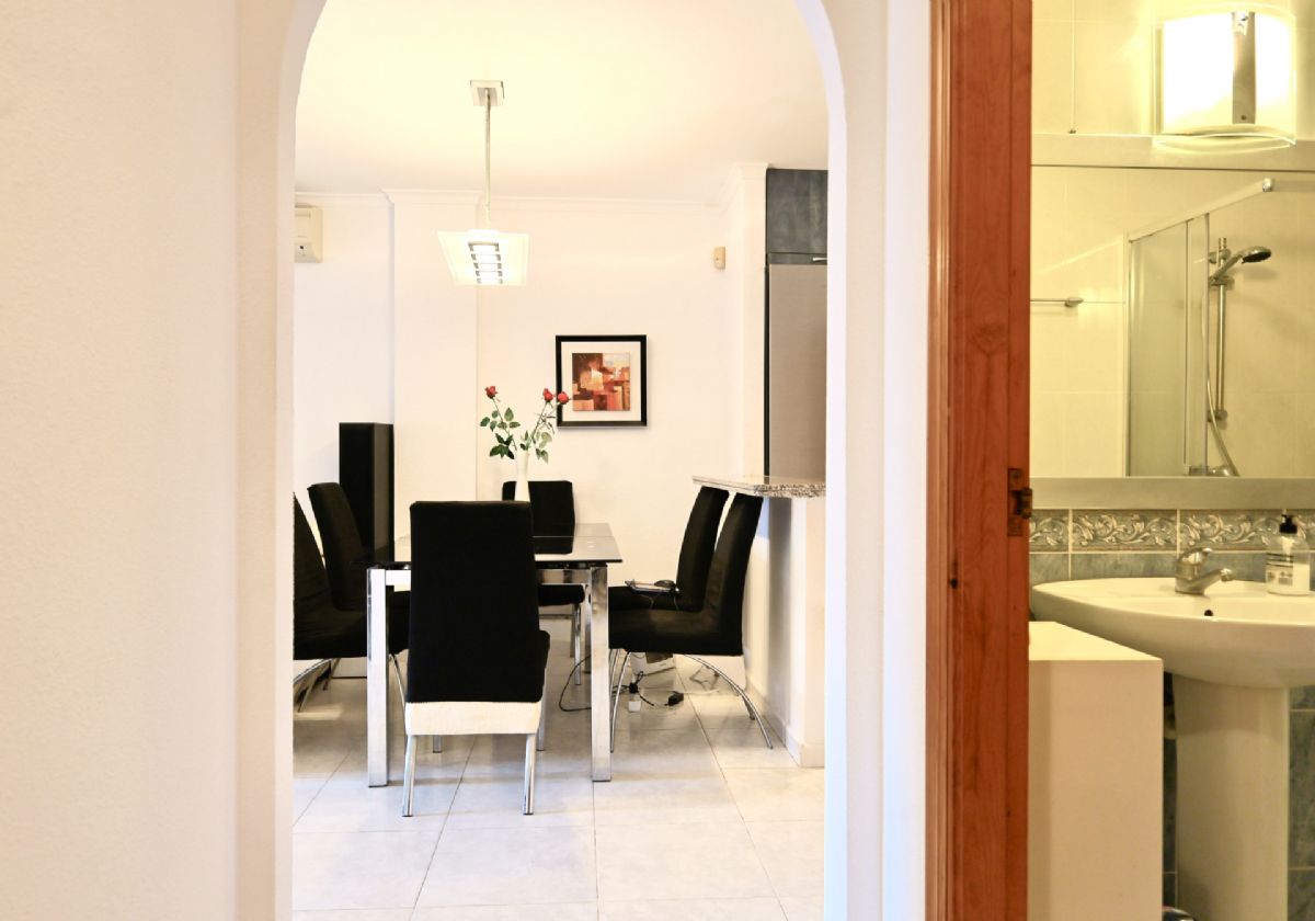 Apartamento en venta con vistas al valle de Moraira – Pueblo Montecala, Cumbre del Sol
Este acogedor apartamento se encuentra en el residencial Pueblo Montecala, dentro de la reconocida urbanizacion Cumbre del Sol, una ubicacion privilegiada entre Javea y Moraira.
