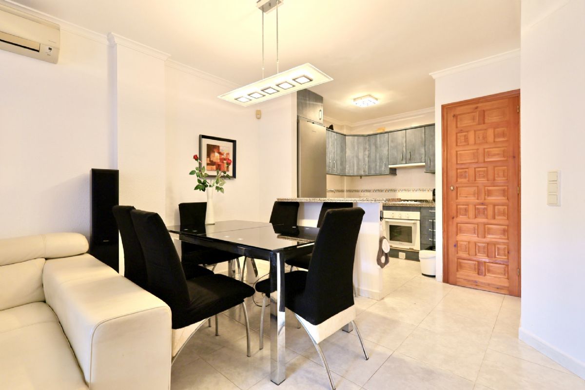 Apartamento en venta con vistas al valle de Moraira – Pueblo Montecala, Cumbre del Sol
Este acogedor apartamento se encuentra en el residencial Pueblo Montecala, dentro de la reconocida urbanizacion Cumbre del Sol, una ubicacion privilegiada entre Javea y Moraira.