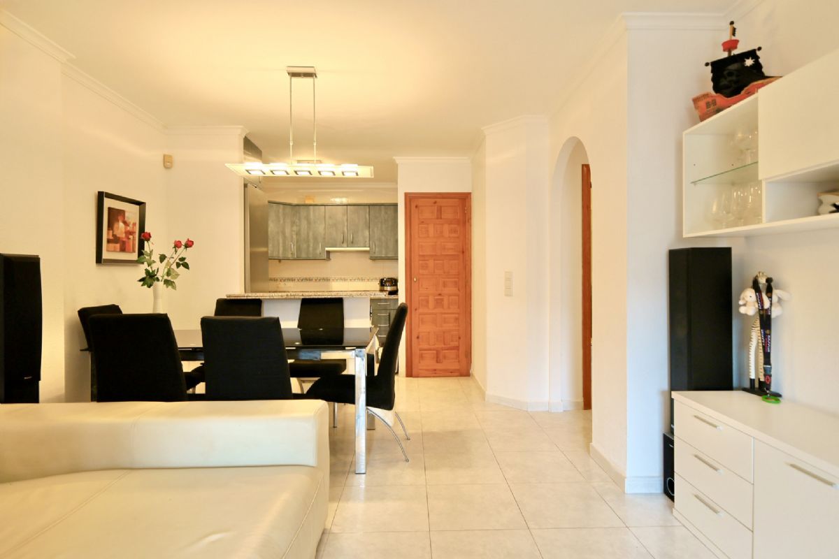 Apartamento en venta con vistas al valle de Moraira – Pueblo Montecala, Cumbre del Sol
Este acogedor apartamento se encuentra en el residencial Pueblo Montecala, dentro de la reconocida urbanizacion Cumbre del Sol, una ubicacion privilegiada entre Javea y Moraira.