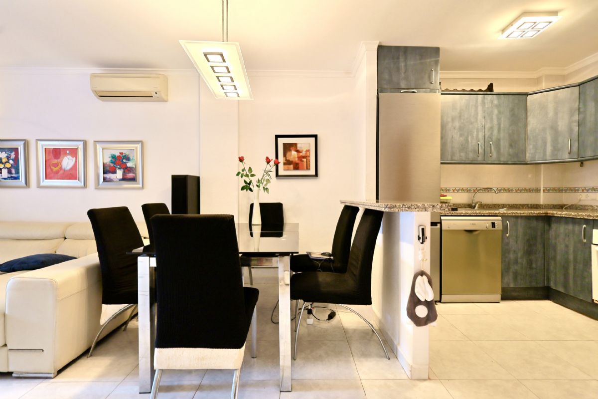 Apartamento en venta con vistas al valle de Moraira – Pueblo Montecala, Cumbre del Sol
Este acogedor apartamento se encuentra en el residencial Pueblo Montecala, dentro de la reconocida urbanizacion Cumbre del Sol, una ubicacion privilegiada entre Javea y Moraira.