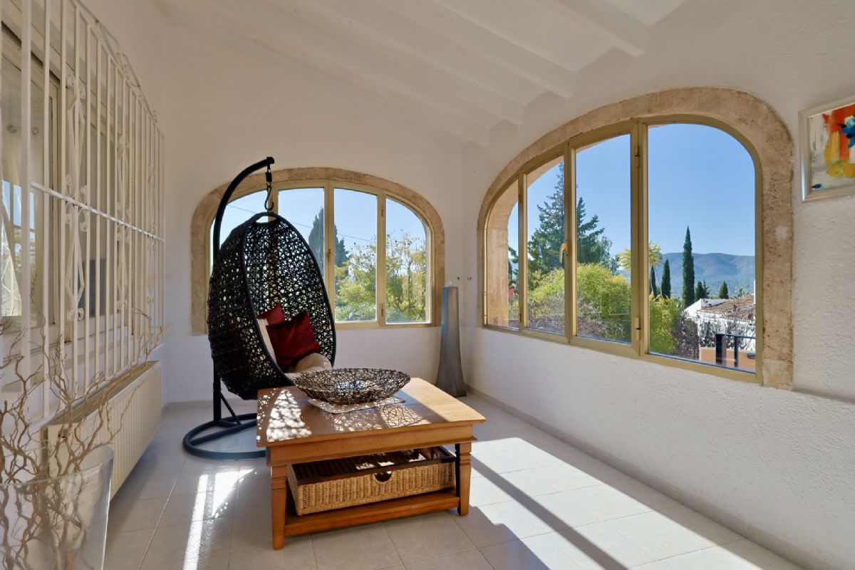 Villa en venta en Javea, ubicada en la tranquila y privilegiada zona del Montgo, un enclave
unico conocido por su microclima excepcional, con mas de 300 dias de sol al ano, inviernos
suaves y veranos agradables gracias a la proteccion natural de la montana.