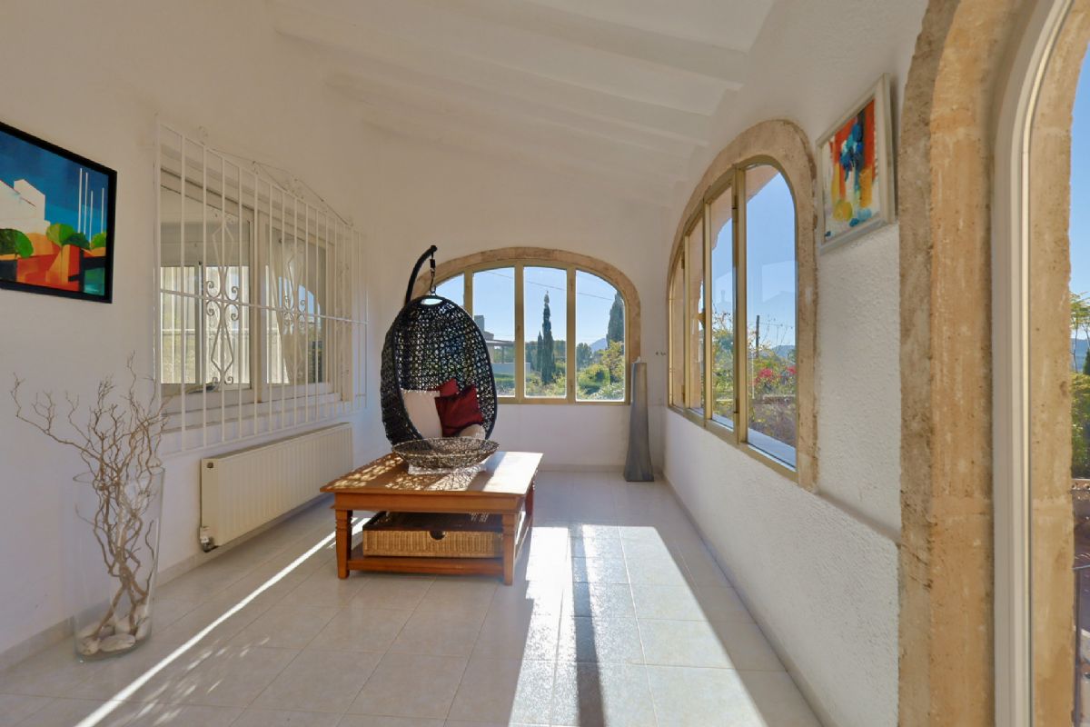 Villa en venta en Javea, ubicada en la tranquila y privilegiada zona del Montgo, un enclave
unico conocido por su microclima excepcional, con mas de 300 dias de sol al ano, inviernos
suaves y veranos agradables gracias a la proteccion natural de la montana.