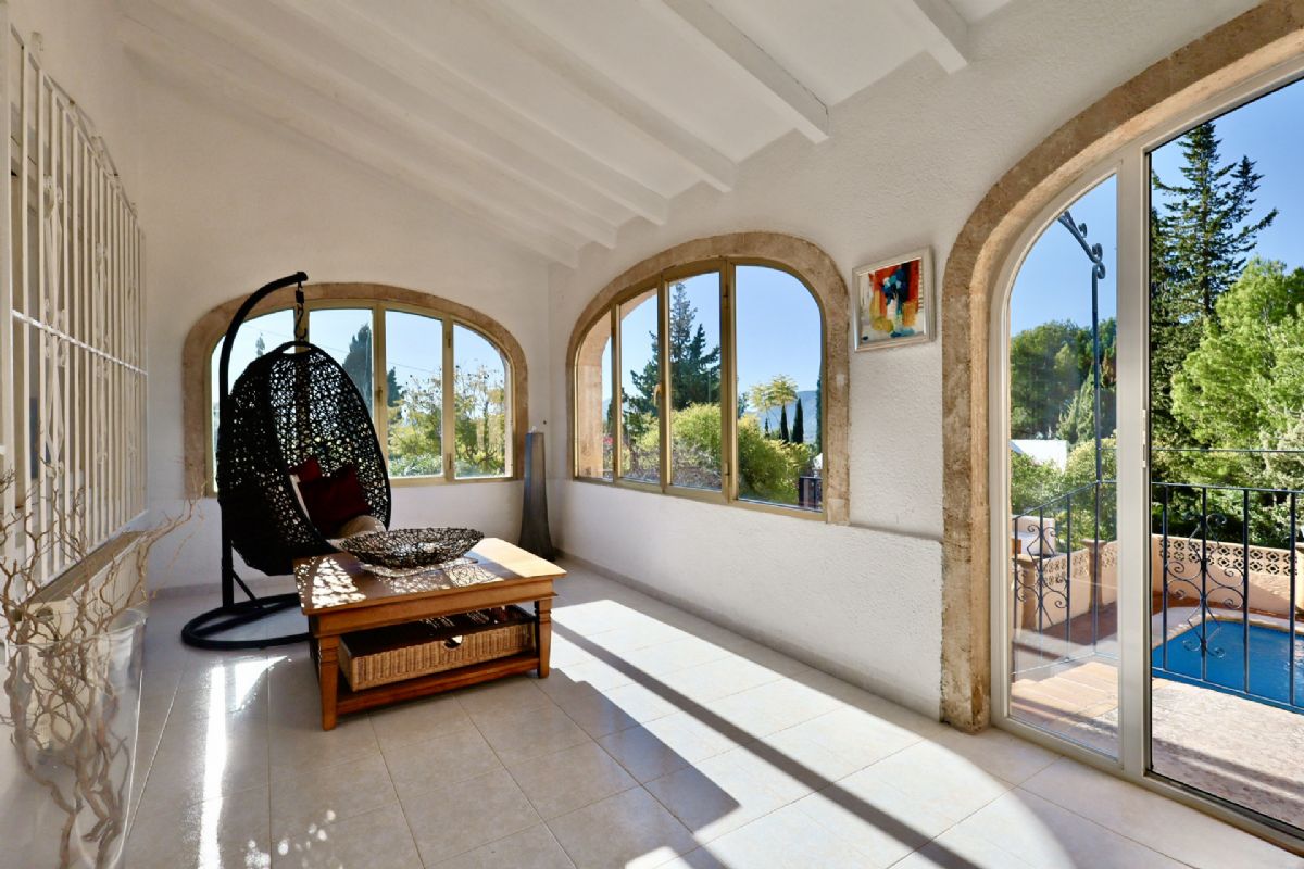 Villa en venta en Javea, ubicada en la tranquila y privilegiada zona del Montgo, un enclave
unico conocido por su microclima excepcional, con mas de 300 dias de sol al ano, inviernos
suaves y veranos agradables gracias a la proteccion natural de la montana.