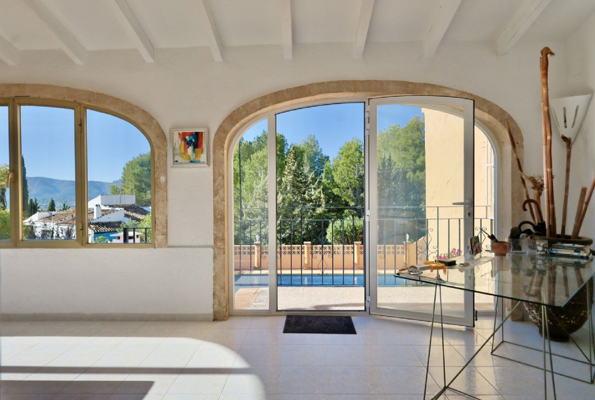 Villa en venta en Javea, ubicada en la tranquila y privilegiada zona del Montgo, un enclave
unico conocido por su microclima excepcional, con mas de 300 dias de sol al ano, inviernos
suaves y veranos agradables gracias a la proteccion natural de la montana.