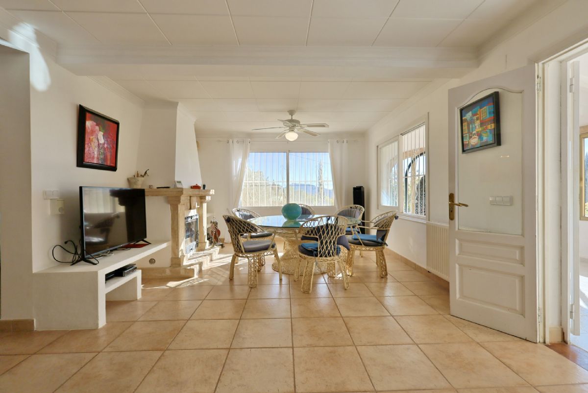 Villa en venta en Javea, ubicada en la tranquila y privilegiada zona del Montgo, un enclave
unico conocido por su microclima excepcional, con mas de 300 dias de sol al ano, inviernos
suaves y veranos agradables gracias a la proteccion natural de la montana.