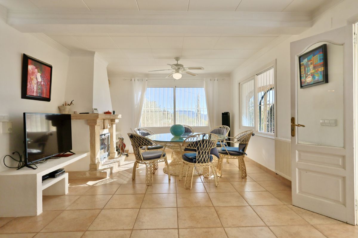 Villa en venta en Javea, ubicada en la tranquila y privilegiada zona del Montgo, un enclave
unico conocido por su microclima excepcional, con mas de 300 dias de sol al ano, inviernos
suaves y veranos agradables gracias a la proteccion natural de la montana.