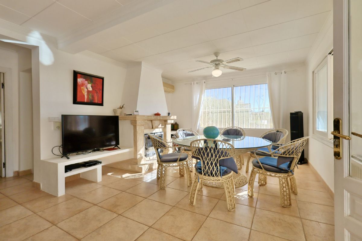 Villa en venta en Javea, ubicada en la tranquila y privilegiada zona del Montgo, un enclave
unico conocido por su microclima excepcional, con mas de 300 dias de sol al ano, inviernos
suaves y veranos agradables gracias a la proteccion natural de la montana.
