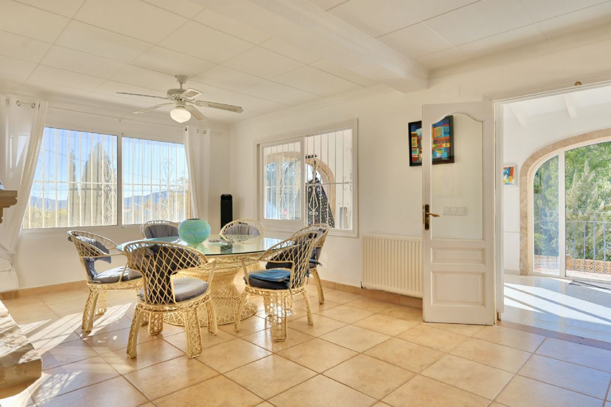 Villa en venta en Javea, ubicada en la tranquila y privilegiada zona del Montgo, un enclave
unico conocido por su microclima excepcional, con mas de 300 dias de sol al ano, inviernos
suaves y veranos agradables gracias a la proteccion natural de la montana.