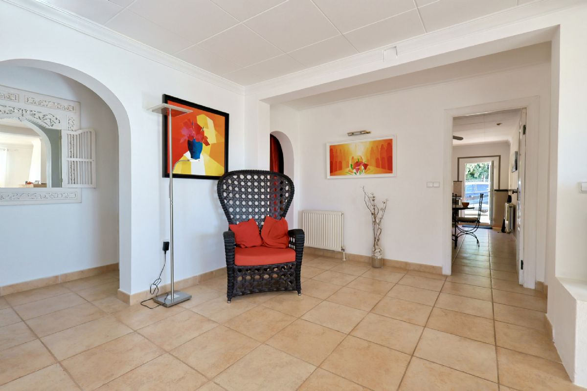 Villa en venta en Javea, ubicada en la tranquila y privilegiada zona del Montgo, un enclave
unico conocido por su microclima excepcional, con mas de 300 dias de sol al ano, inviernos
suaves y veranos agradables gracias a la proteccion natural de la montana.