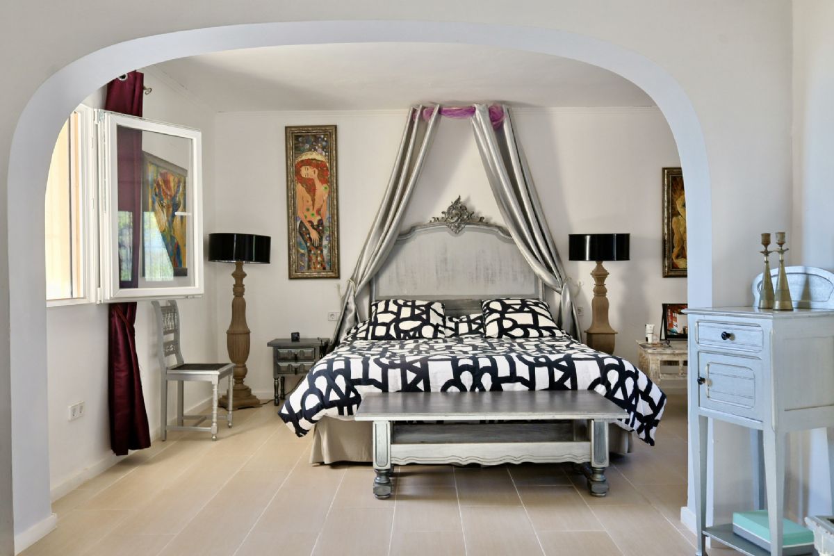 Villa en venta en Javea, ubicada en la tranquila y privilegiada zona del Montgo, un enclave
unico conocido por su microclima excepcional, con mas de 300 dias de sol al ano, inviernos
suaves y veranos agradables gracias a la proteccion natural de la montana.