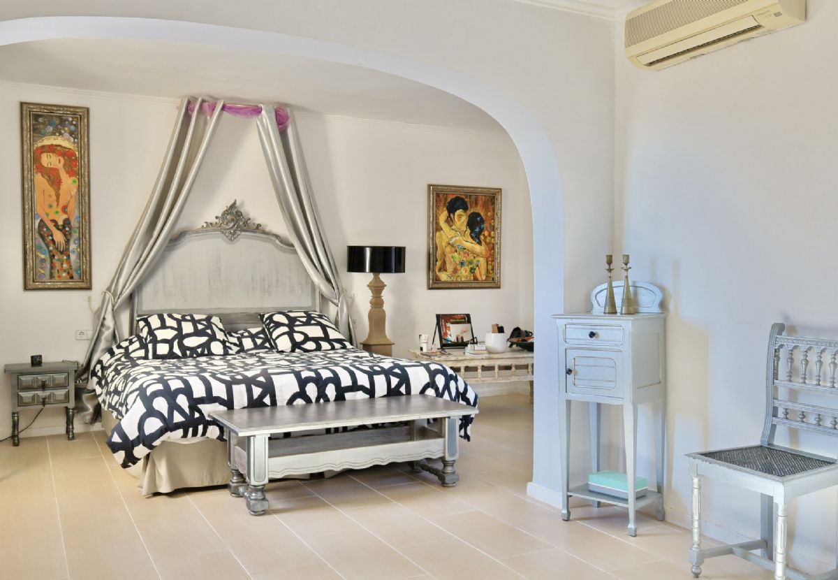 Villa en venta en Javea, ubicada en la tranquila y privilegiada zona del Montgo, un enclave
unico conocido por su microclima excepcional, con mas de 300 dias de sol al ano, inviernos
suaves y veranos agradables gracias a la proteccion natural de la montana.