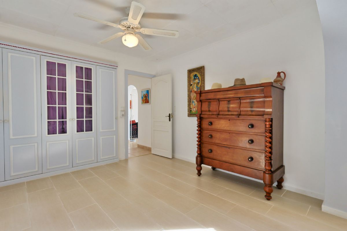 Villa en venta en Javea, ubicada en la tranquila y privilegiada zona del Montgo, un enclave
unico conocido por su microclima excepcional, con mas de 300 dias de sol al ano, inviernos
suaves y veranos agradables gracias a la proteccion natural de la montana.