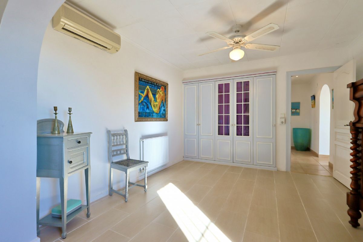 Villa en venta en Javea, ubicada en la tranquila y privilegiada zona del Montgo, un enclave
unico conocido por su microclima excepcional, con mas de 300 dias de sol al ano, inviernos
suaves y veranos agradables gracias a la proteccion natural de la montana.