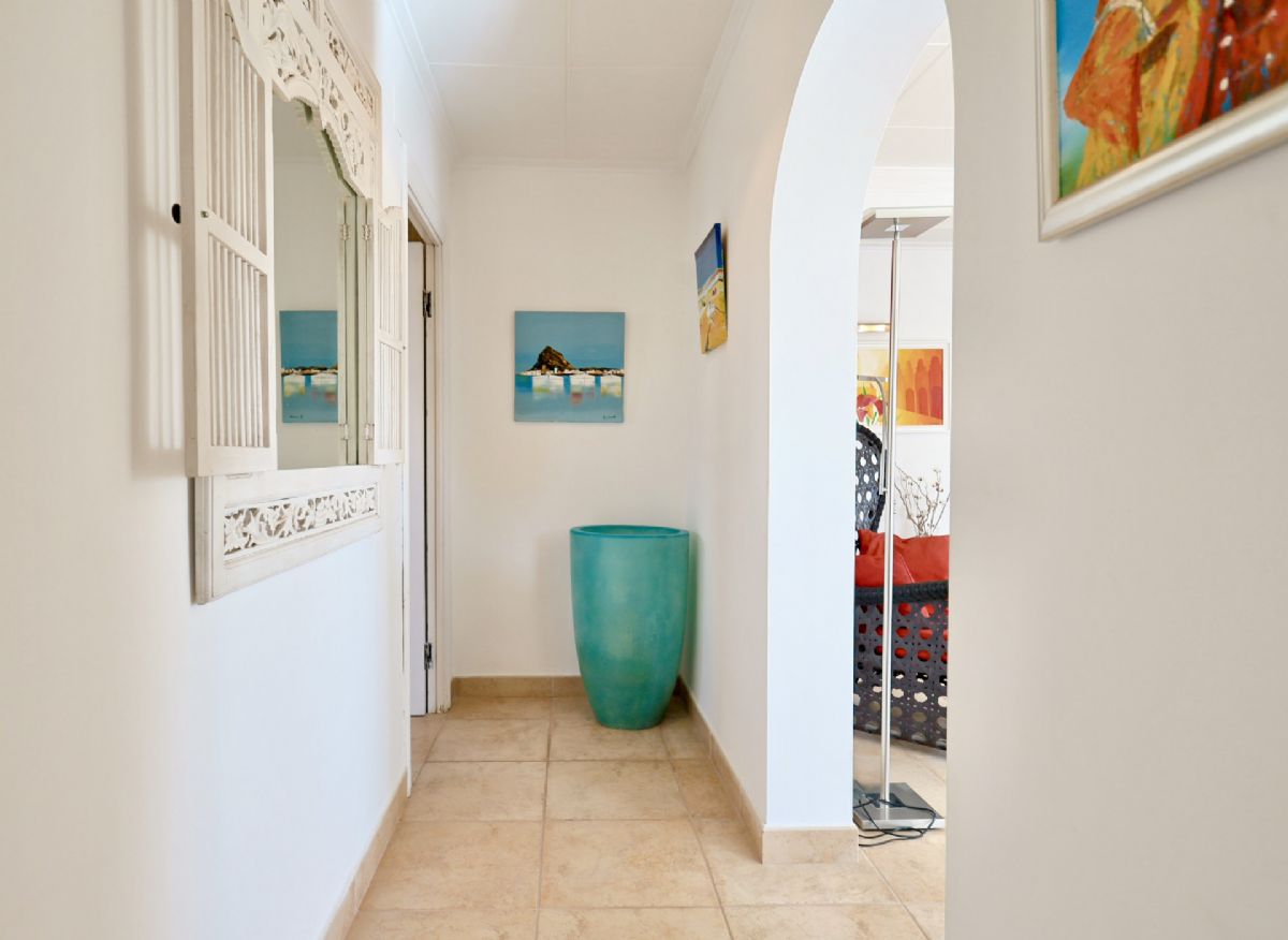 Villa en venta en Javea, ubicada en la tranquila y privilegiada zona del Montgo, un enclave
unico conocido por su microclima excepcional, con mas de 300 dias de sol al ano, inviernos
suaves y veranos agradables gracias a la proteccion natural de la montana.