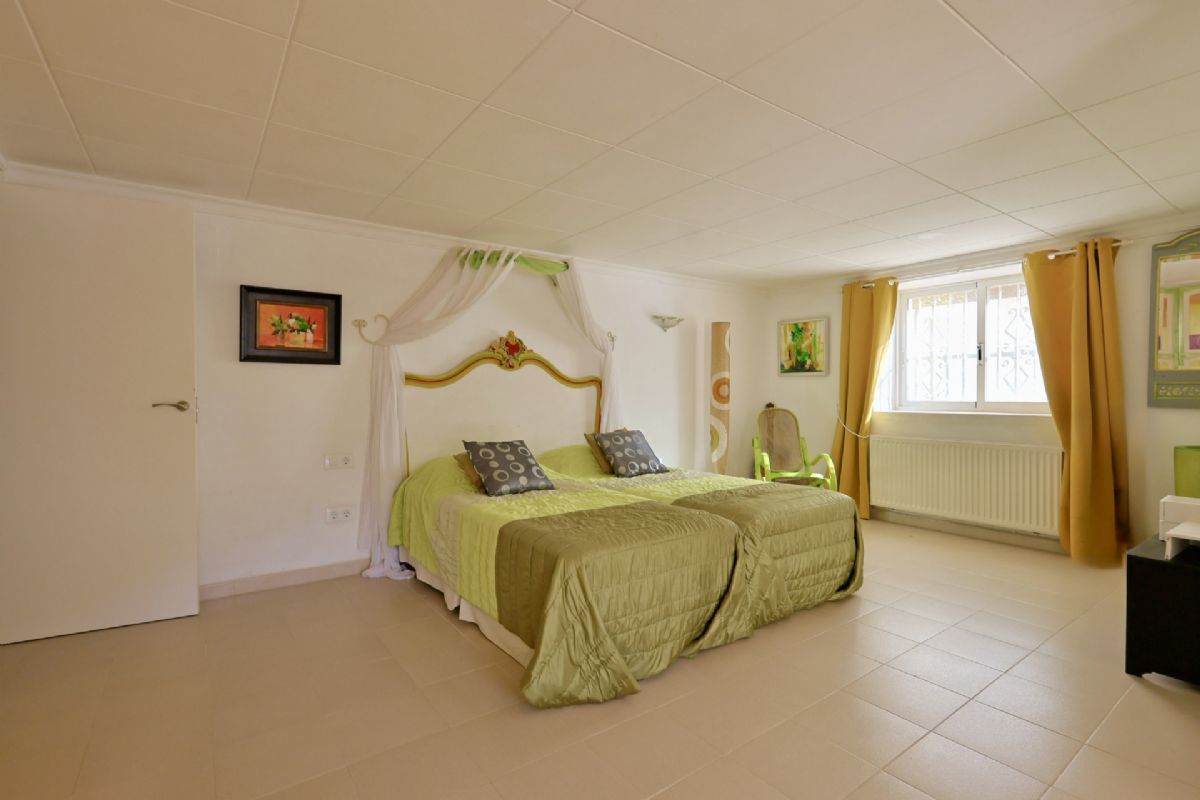 Villa en venta en Javea, ubicada en la tranquila y privilegiada zona del Montgo, un enclave
unico conocido por su microclima excepcional, con mas de 300 dias de sol al ano, inviernos
suaves y veranos agradables gracias a la proteccion natural de la montana.