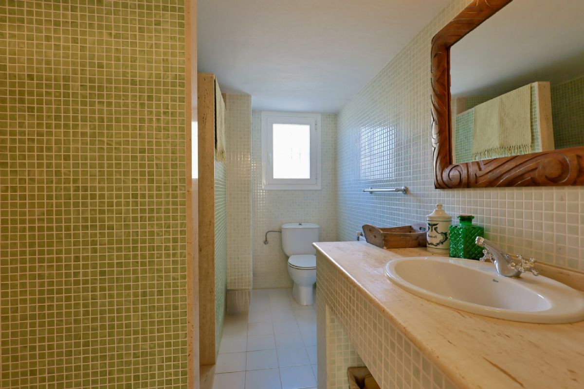 Villa en venta en Javea, ubicada en la tranquila y privilegiada zona del Montgo, un enclave
unico conocido por su microclima excepcional, con mas de 300 dias de sol al ano, inviernos
suaves y veranos agradables gracias a la proteccion natural de la montana.