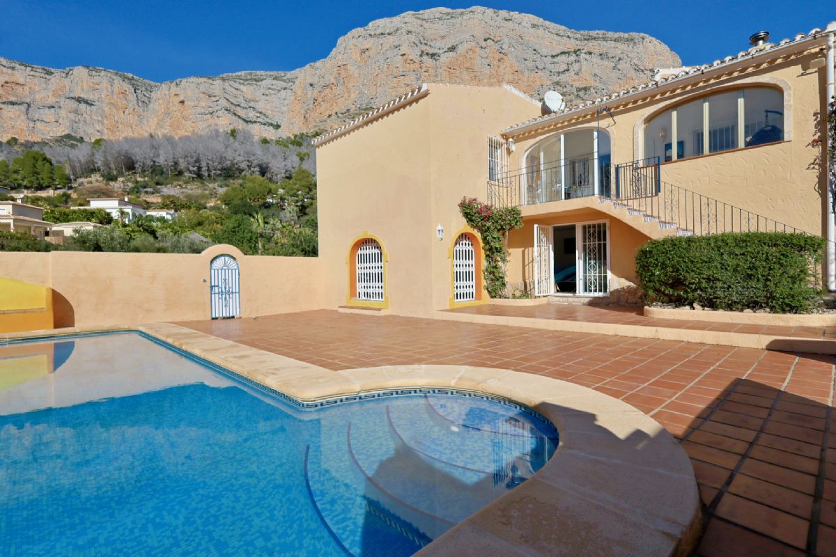 Villa en venta en Javea, ubicada en la tranquila y privilegiada zona del Montgo, un enclave
unico conocido por su microclima excepcional, con mas de 300 dias de sol al ano, inviernos
suaves y veranos agradables gracias a la proteccion natural de la montana.