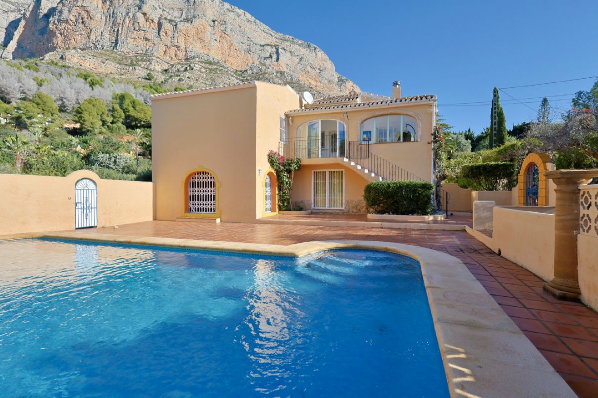 Villa en venta en Javea, ubicada en la tranquila y privilegiada zona del Montgo, un enclave
unico conocido por su microclima excepcional, con mas de 300 dias de sol al ano, inviernos
suaves y veranos agradables gracias a la proteccion natural de la montana.