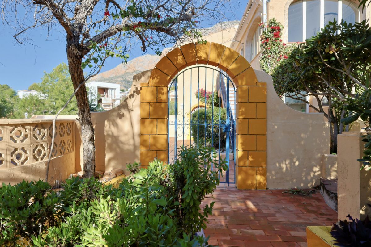 Villa en venta en Javea, ubicada en la tranquila y privilegiada zona del Montgo, un enclave
unico conocido por su microclima excepcional, con mas de 300 dias de sol al ano, inviernos
suaves y veranos agradables gracias a la proteccion natural de la montana.