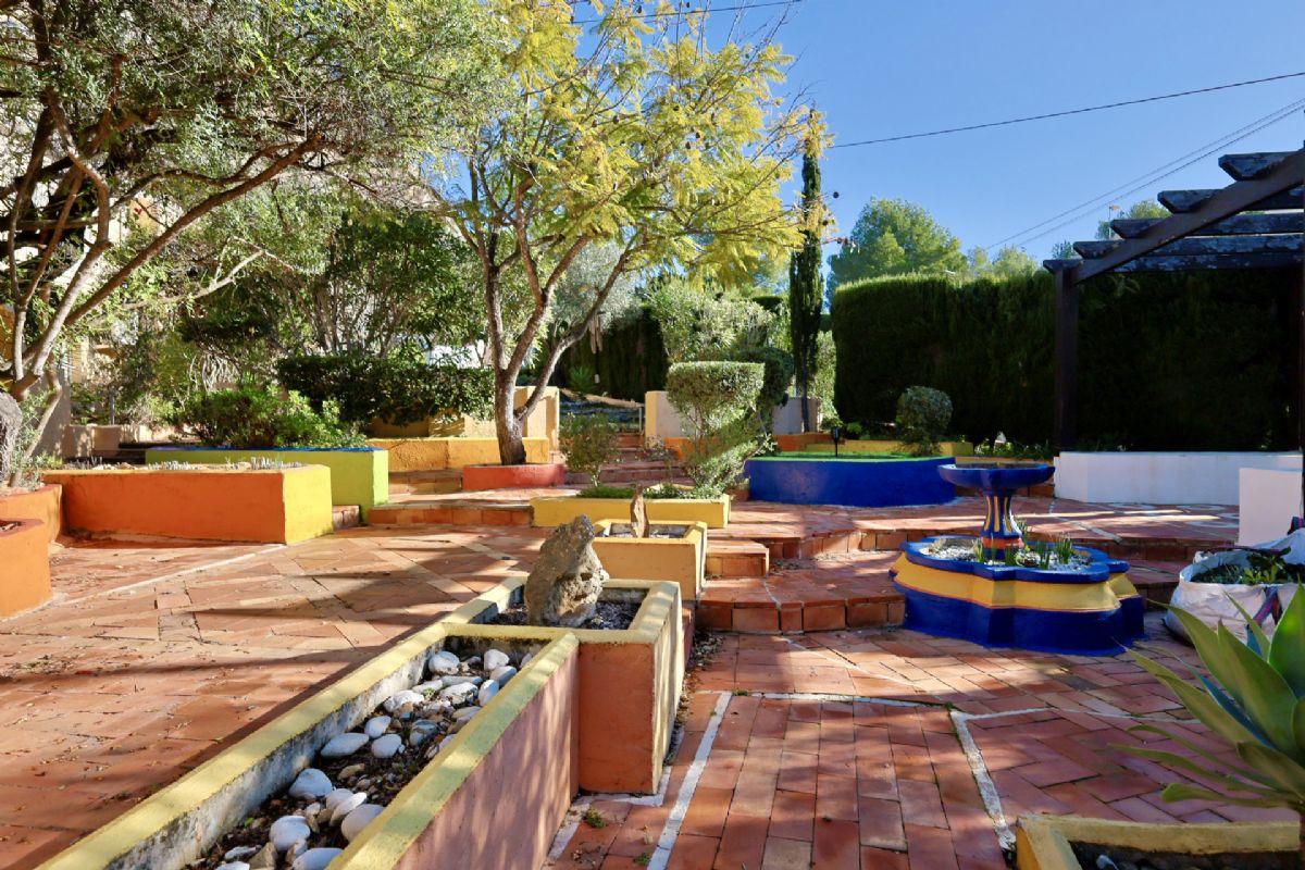 Villa en venta en Javea, ubicada en la tranquila y privilegiada zona del Montgo, un enclave
unico conocido por su microclima excepcional, con mas de 300 dias de sol al ano, inviernos
suaves y veranos agradables gracias a la proteccion natural de la montana.