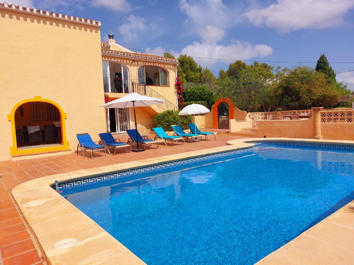 Villa en venta en Javea, ubicada en la tranquila y privilegiada zona del Montgo, un enclave
unico conocido por su microclima excepcional, con mas de 300 dias de sol al ano, inviernos
suaves y veranos agradables gracias a la proteccion natural de la montana.