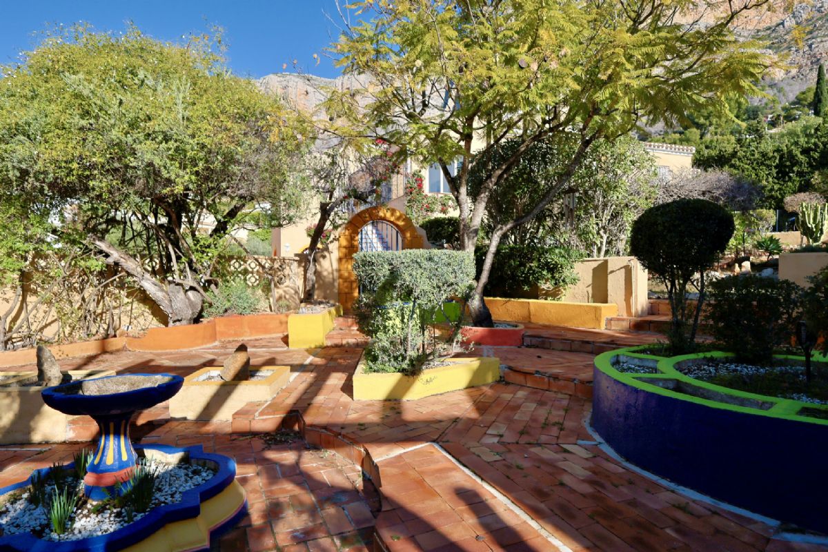 Villa en venta en Javea, ubicada en la tranquila y privilegiada zona del Montgo, un enclave
unico conocido por su microclima excepcional, con mas de 300 dias de sol al ano, inviernos
suaves y veranos agradables gracias a la proteccion natural de la montana.
