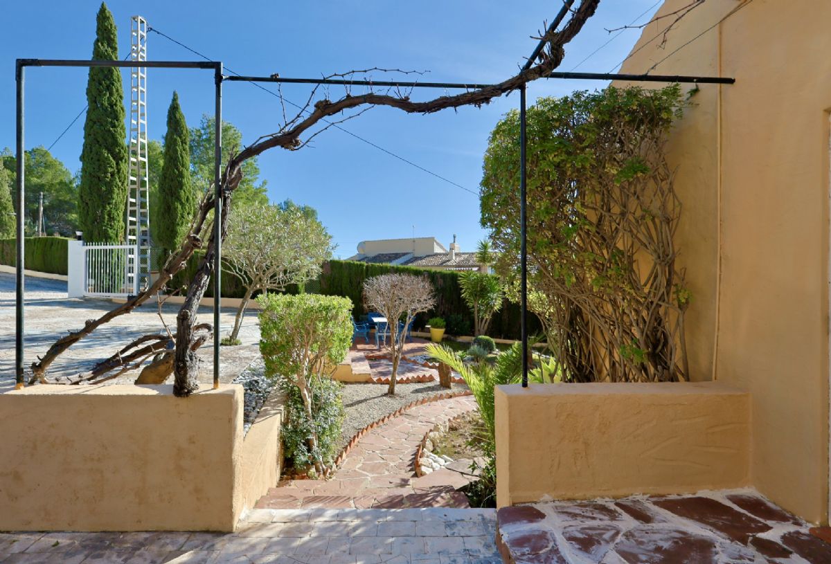 Villa en venta en Javea, ubicada en la tranquila y privilegiada zona del Montgo, un enclave
unico conocido por su microclima excepcional, con mas de 300 dias de sol al ano, inviernos
suaves y veranos agradables gracias a la proteccion natural de la montana.