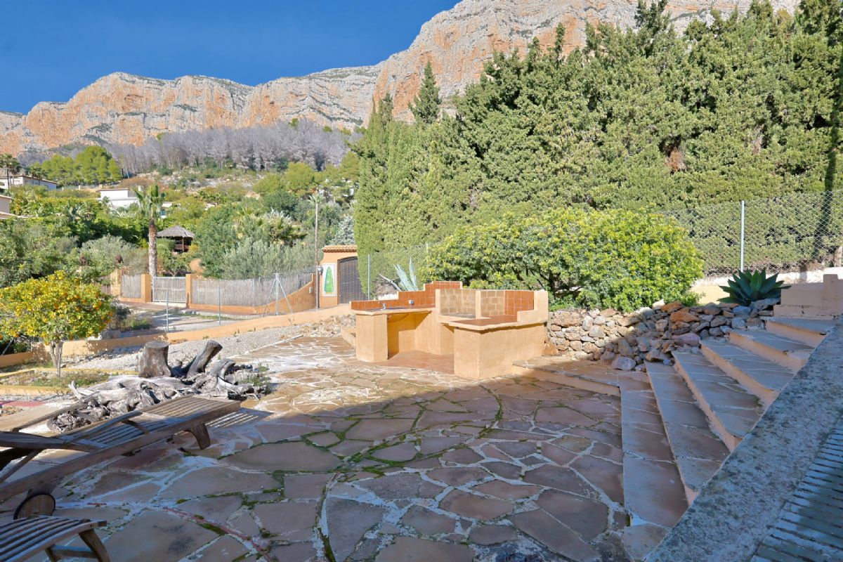 Villa en venta en Javea, ubicada en la tranquila y privilegiada zona del Montgo, un enclave
unico conocido por su microclima excepcional, con mas de 300 dias de sol al ano, inviernos
suaves y veranos agradables gracias a la proteccion natural de la montana.