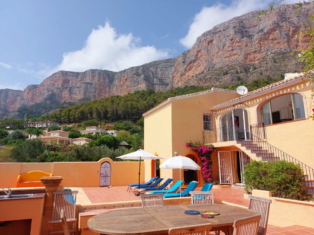 Villa en venta en Javea, ubicada en la tranquila y privilegiada zona del Montgo, un enclave
unico conocido por su microclima excepcional, con mas de 300 dias de sol al ano, inviernos
suaves y veranos agradables gracias a la proteccion natural de la montana.
