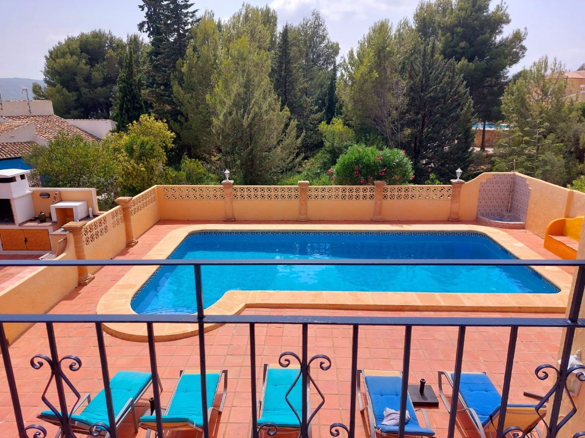 Villa en venta en Javea, ubicada en la tranquila y privilegiada zona del Montgo, un enclave
unico conocido por su microclima excepcional, con mas de 300 dias de sol al ano, inviernos
suaves y veranos agradables gracias a la proteccion natural de la montana.