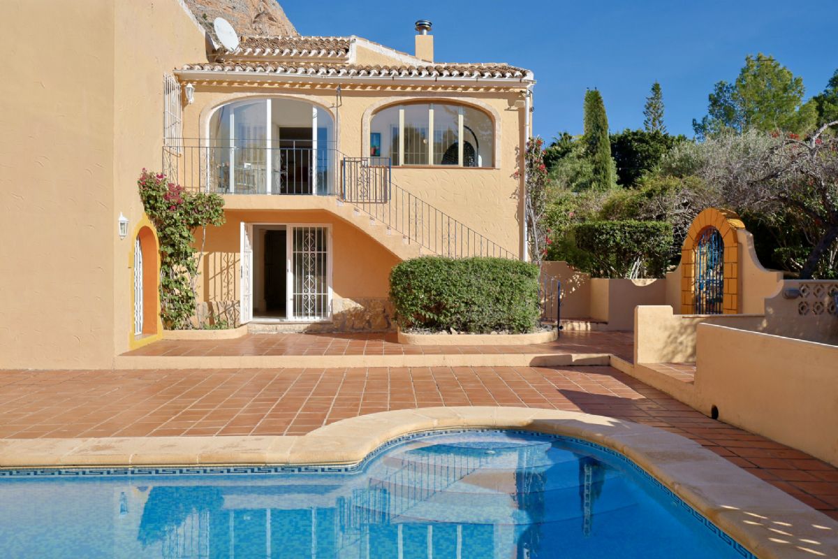 Villa en venta en Javea, ubicada en la tranquila y privilegiada zona del Montgo, un enclave
unico conocido por su microclima excepcional, con mas de 300 dias de sol al ano, inviernos
suaves y veranos agradables gracias a la proteccion natural de la montana.