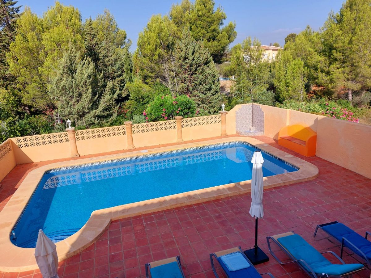 Villa en venta en Javea, ubicada en la tranquila y privilegiada zona del Montgo, un enclave
unico conocido por su microclima excepcional, con mas de 300 dias de sol al ano, inviernos
suaves y veranos agradables gracias a la proteccion natural de la montana.