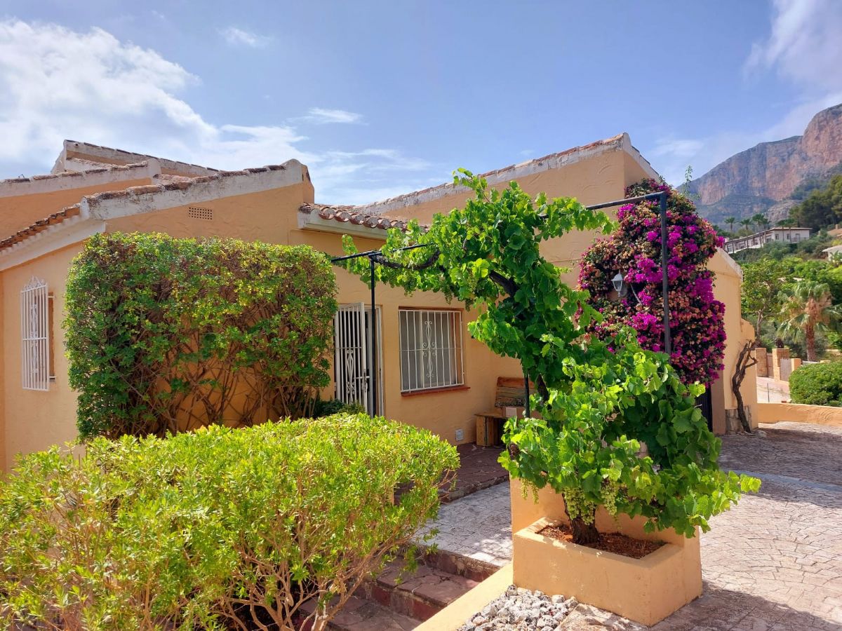 Villa en venta en Javea, ubicada en la tranquila y privilegiada zona del Montgo, un enclave
unico conocido por su microclima excepcional, con mas de 300 dias de sol al ano, inviernos
suaves y veranos agradables gracias a la proteccion natural de la montana.