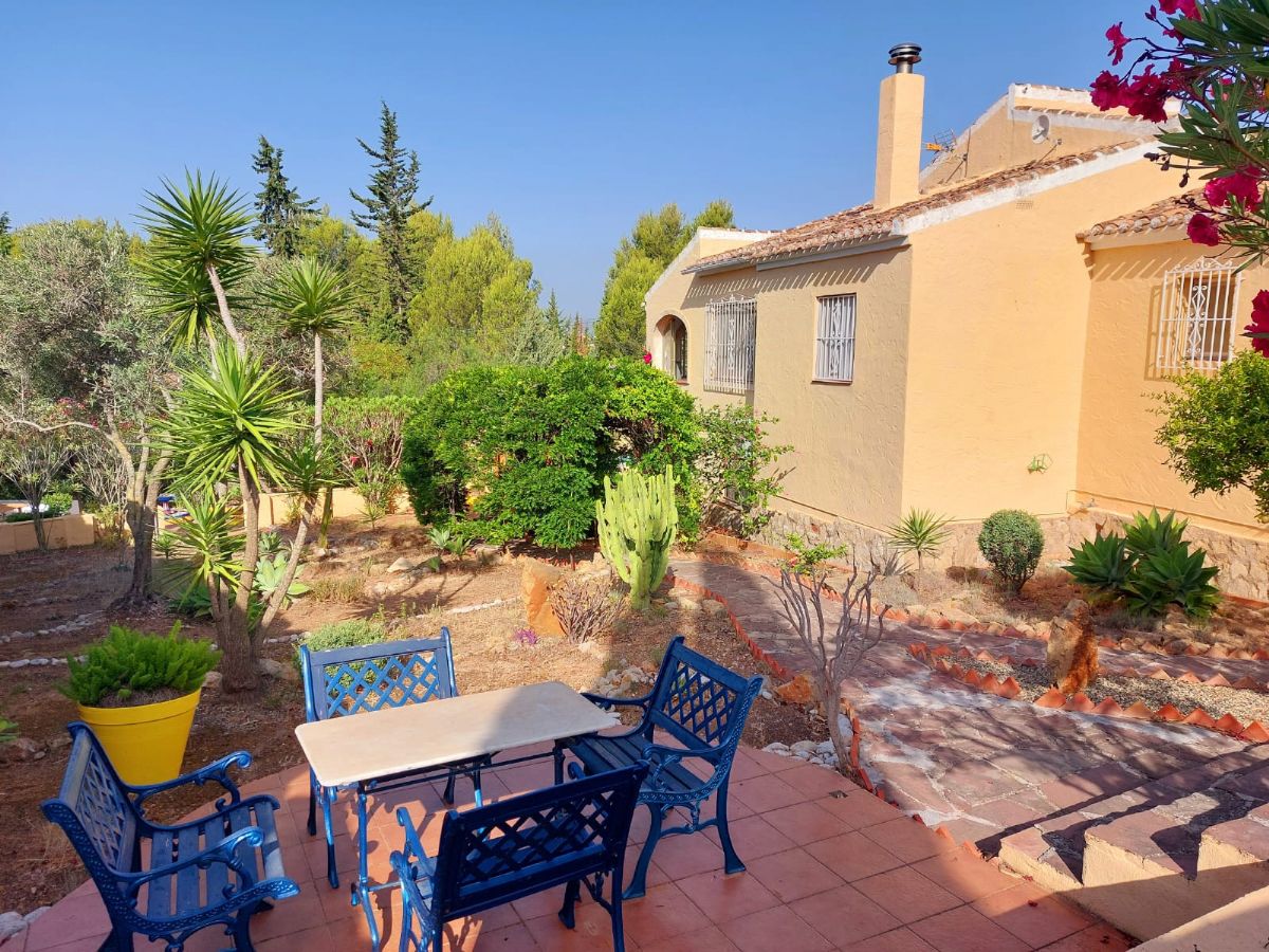 Villa en venta en Javea, ubicada en la tranquila y privilegiada zona del Montgo, un enclave
unico conocido por su microclima excepcional, con mas de 300 dias de sol al ano, inviernos
suaves y veranos agradables gracias a la proteccion natural de la montana.