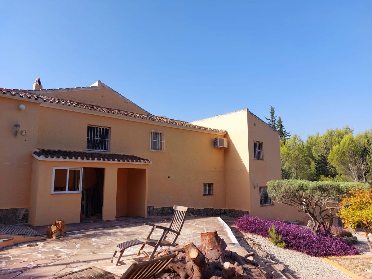 Villa en venta en Javea, ubicada en la tranquila y privilegiada zona del Montgo, un enclave
unico conocido por su microclima excepcional, con mas de 300 dias de sol al ano, inviernos
suaves y veranos agradables gracias a la proteccion natural de la montana.