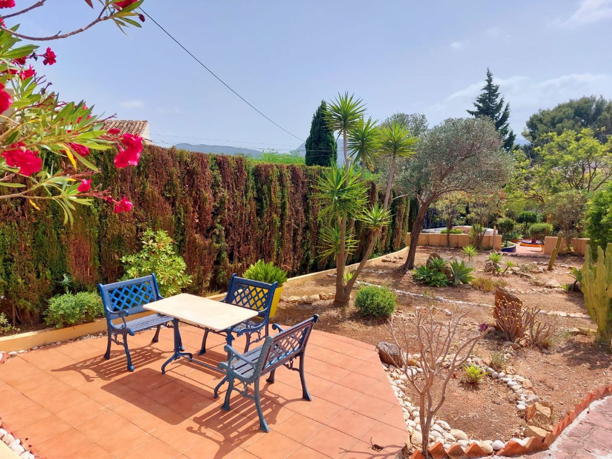 Villa en venta en Javea, ubicada en la tranquila y privilegiada zona del Montgo, un enclave
unico conocido por su microclima excepcional, con mas de 300 dias de sol al ano, inviernos
suaves y veranos agradables gracias a la proteccion natural de la montana.