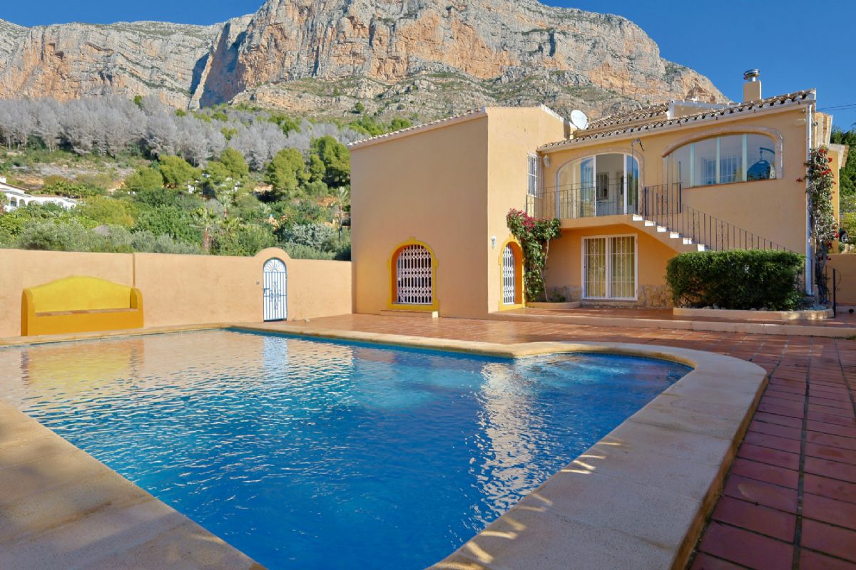 Villa en venta en Javea, ubicada en la tranquila y privilegiada zona del Montgo, un enclave
unico conocido por su microclima excepcional, con mas de 300 dias de sol al ano, inviernos
suaves y veranos agradables gracias a la proteccion natural de la montana.