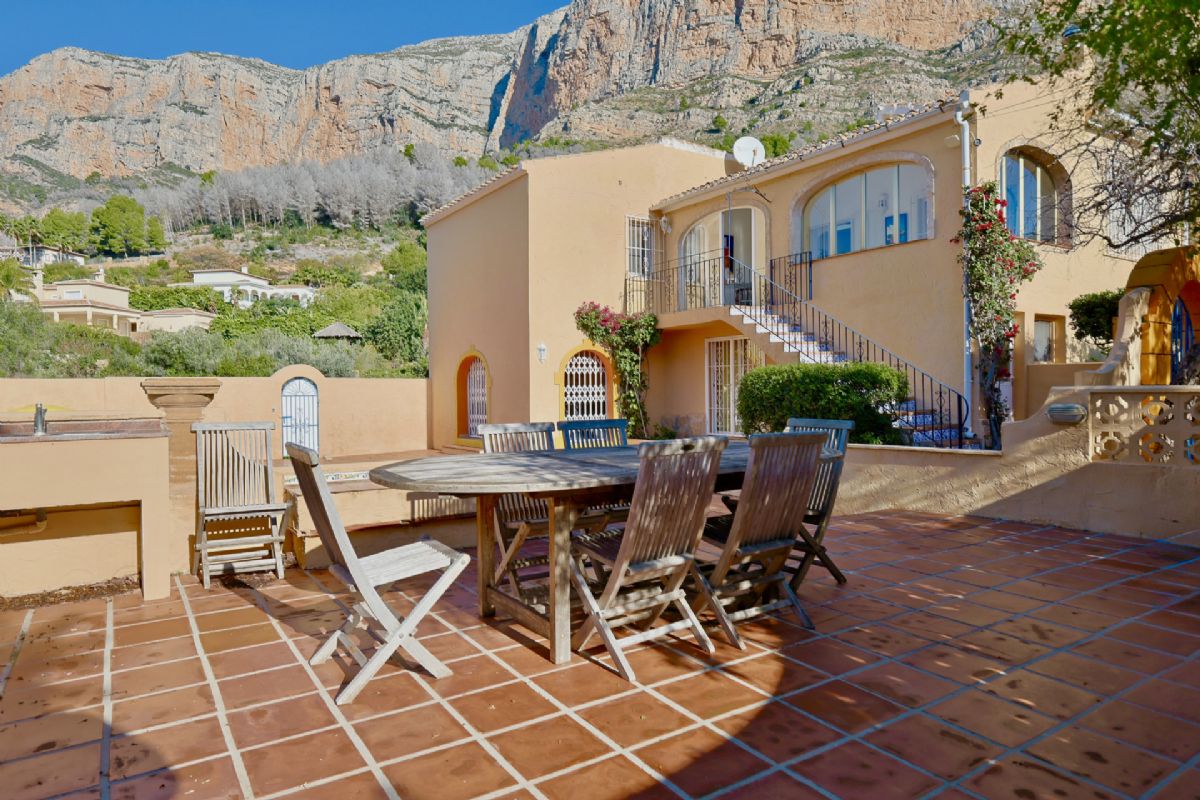 Villa en venta en Javea, ubicada en la tranquila y privilegiada zona del Montgo, un enclave
unico conocido por su microclima excepcional, con mas de 300 dias de sol al ano, inviernos
suaves y veranos agradables gracias a la proteccion natural de la montana.
