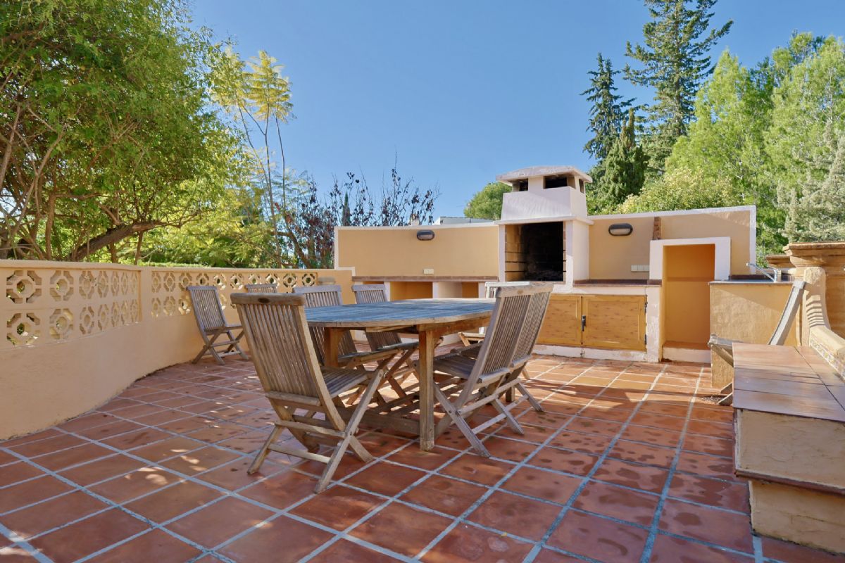 Villa en venta en Javea, ubicada en la tranquila y privilegiada zona del Montgo, un enclave
unico conocido por su microclima excepcional, con mas de 300 dias de sol al ano, inviernos
suaves y veranos agradables gracias a la proteccion natural de la montana.