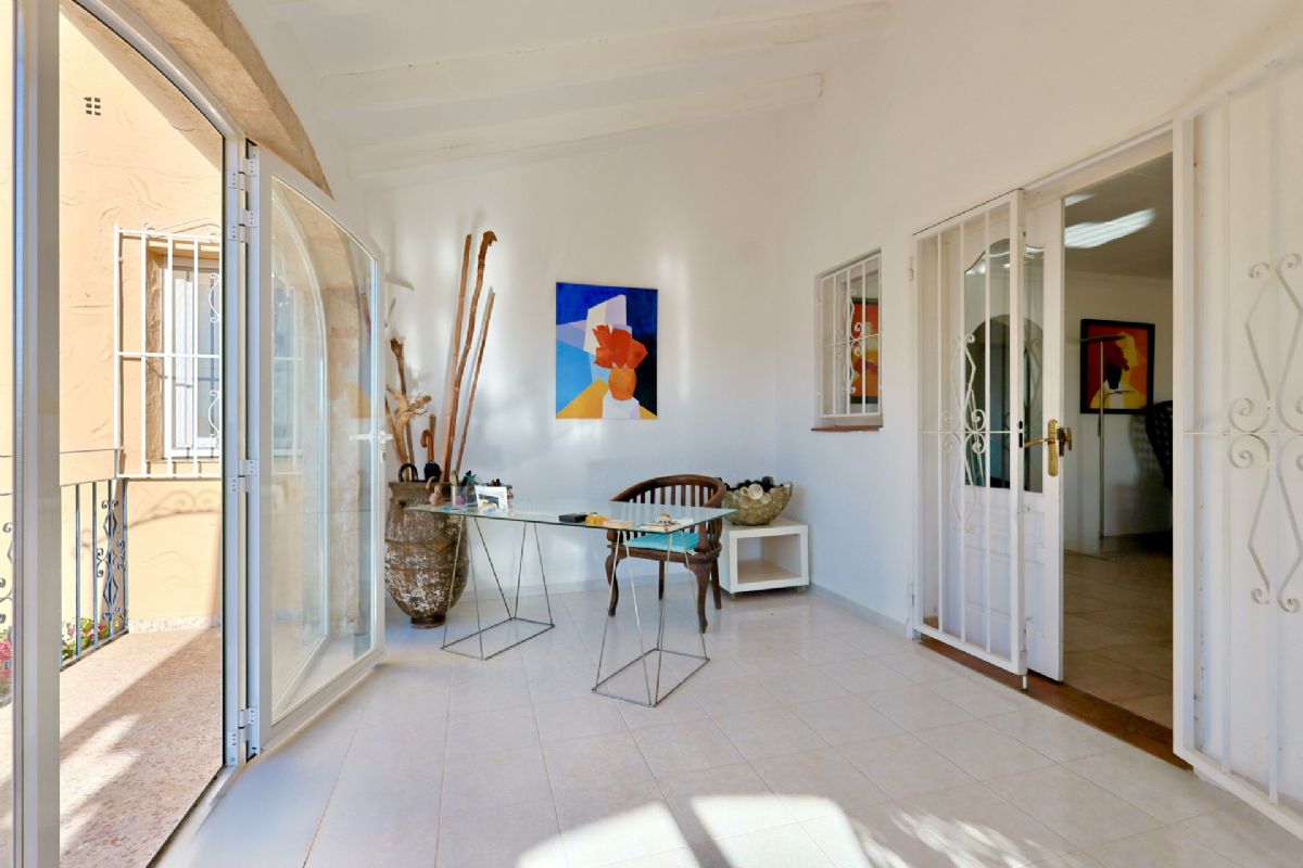 Villa en venta en Javea, ubicada en la tranquila y privilegiada zona del Montgo, un enclave
unico conocido por su microclima excepcional, con mas de 300 dias de sol al ano, inviernos
suaves y veranos agradables gracias a la proteccion natural de la montana.