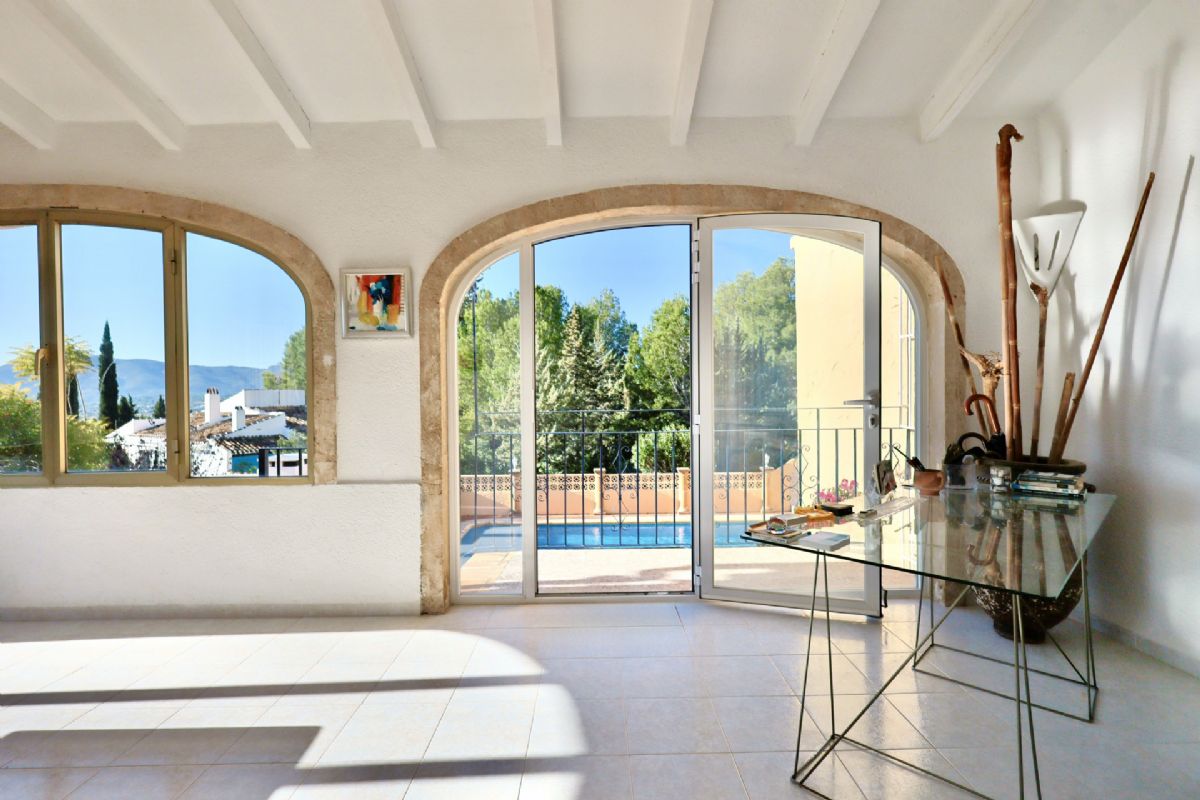 Villa en venta en Javea, ubicada en la tranquila y privilegiada zona del Montgo, un enclave
unico conocido por su microclima excepcional, con mas de 300 dias de sol al ano, inviernos
suaves y veranos agradables gracias a la proteccion natural de la montana.
