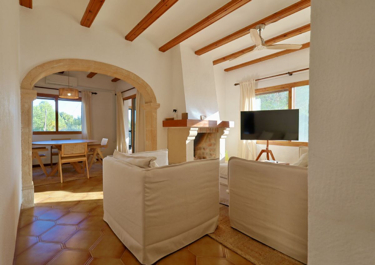 Chalet con gran potencial en una de las zonas mas valoradas del Montgo, Javea, donde el
clima es especialmente estable, seco y soleado durante todo el ano, ideal para disfrutar del
exterior y de una vida tranquila.