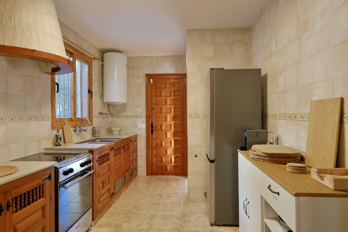 Chalet con gran potencial en una de las zonas mas valoradas del Montgo, Javea, donde el
clima es especialmente estable, seco y soleado durante todo el ano, ideal para disfrutar del
exterior y de una vida tranquila.