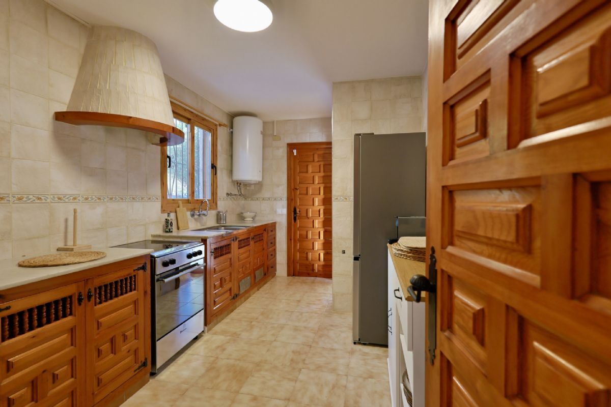 Chalet con gran potencial en una de las zonas mas valoradas del Montgo, Javea, donde el
clima es especialmente estable, seco y soleado durante todo el ano, ideal para disfrutar del
exterior y de una vida tranquila.