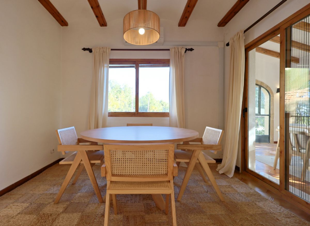 Chalet con gran potencial en una de las zonas mas valoradas del Montgo, Javea, donde el
clima es especialmente estable, seco y soleado durante todo el ano, ideal para disfrutar del
exterior y de una vida tranquila.