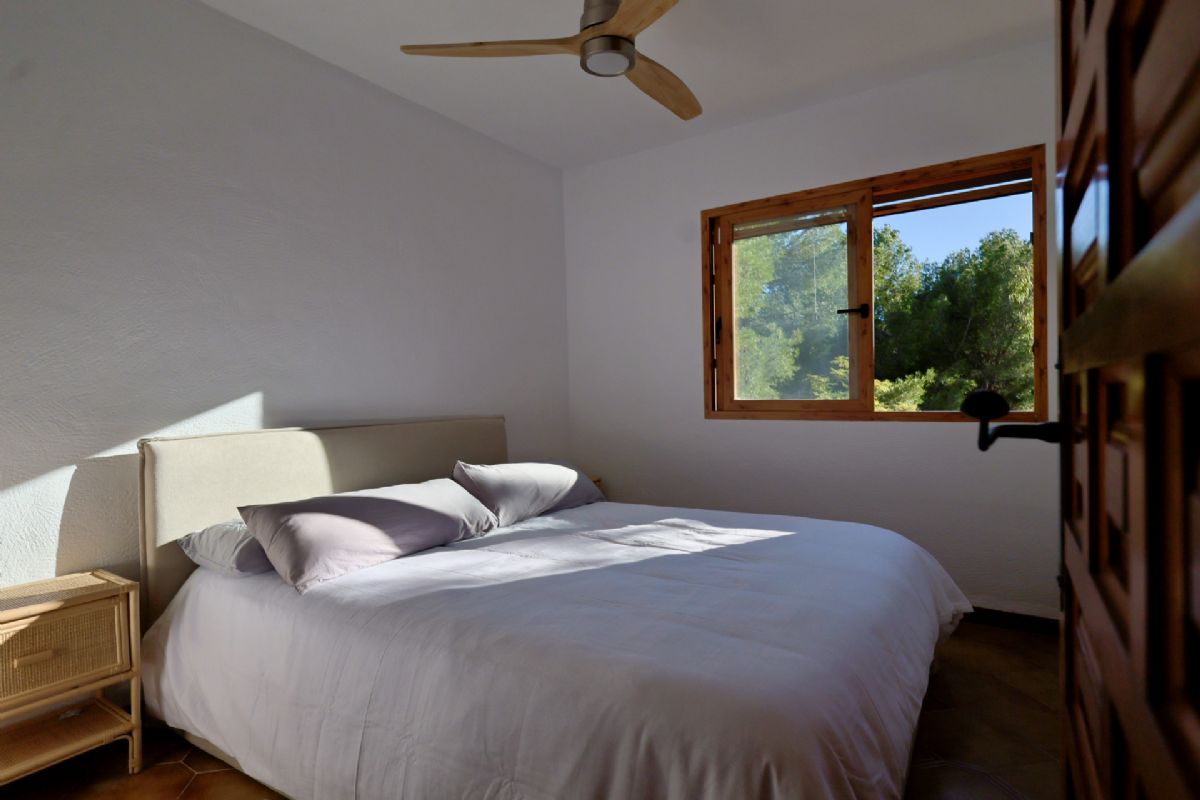 Chalet con gran potencial en una de las zonas mas valoradas del Montgo, Javea, donde el
clima es especialmente estable, seco y soleado durante todo el ano, ideal para disfrutar del
exterior y de una vida tranquila.