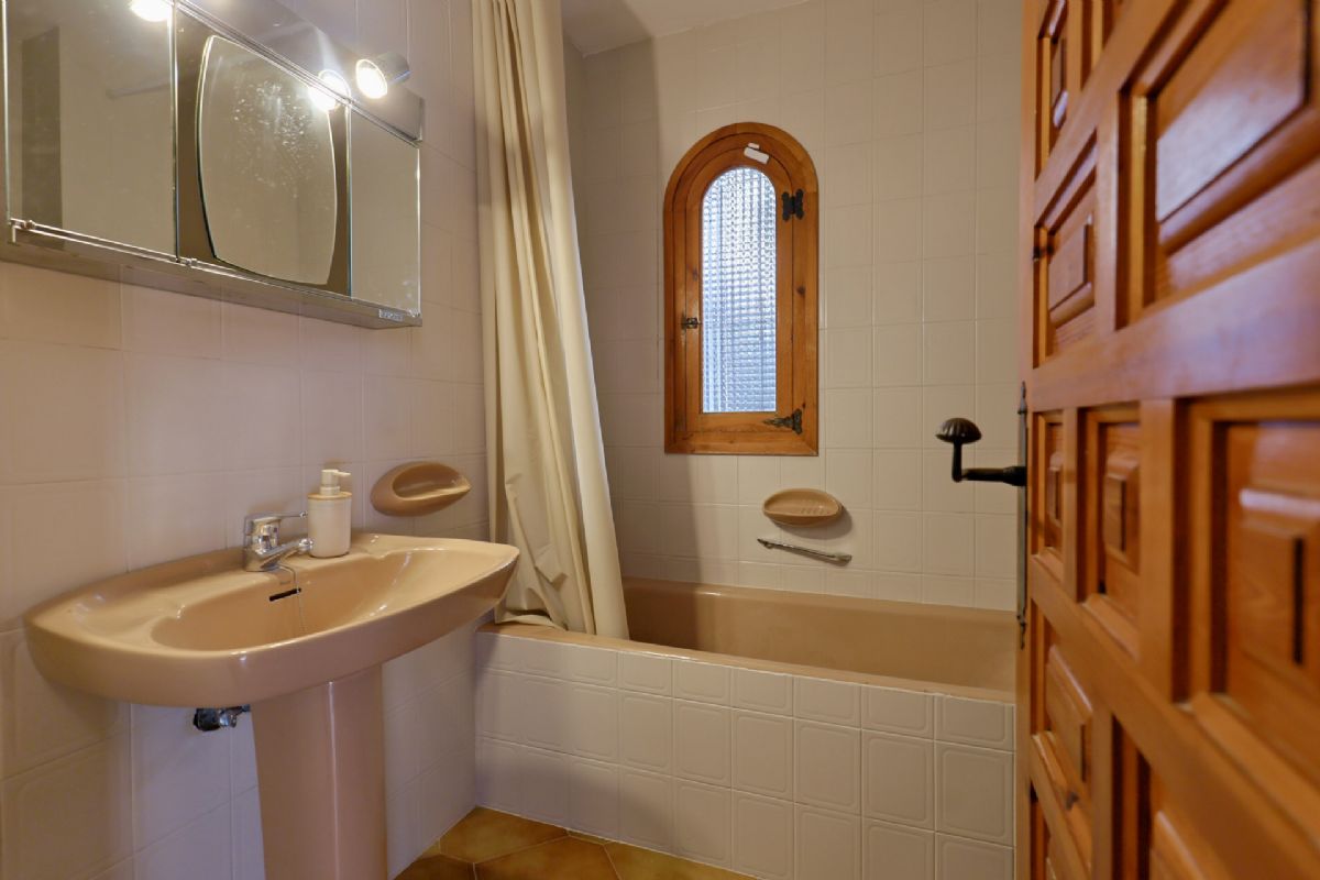 Chalet con gran potencial en una de las zonas mas valoradas del Montgo, Javea, donde el
clima es especialmente estable, seco y soleado durante todo el ano, ideal para disfrutar del
exterior y de una vida tranquila.